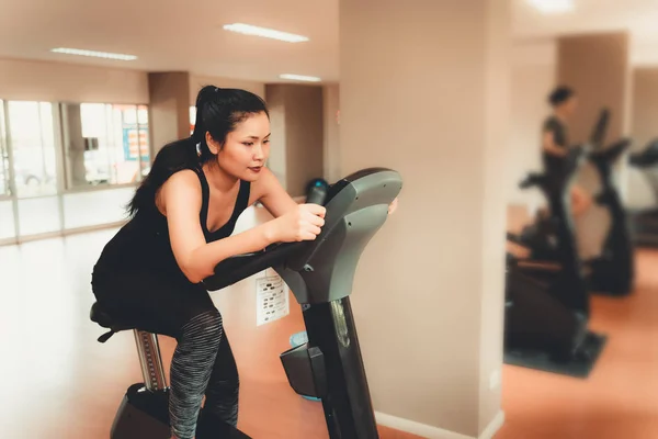 Mulher Asiática Treino Sobre Ciclismo Ginásio Fitness Esportes Conceito Saudável — Fotografia de Stock