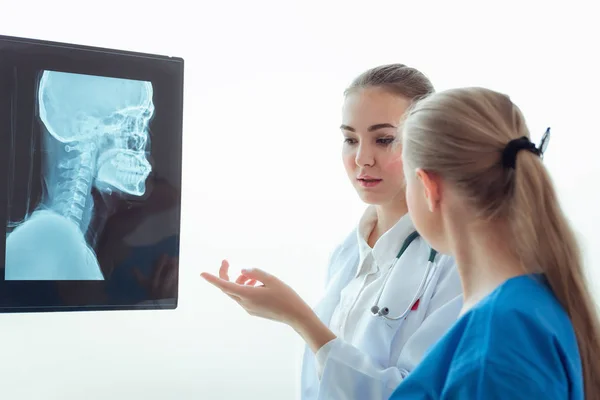 Portrait Female Doctor Examining Ray Film Her Patient Examination Room — Stock Photo, Image