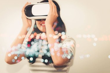 Genç kadın kavramı çift pozlama sanal gerçeklik gözlükleri oynuyor.