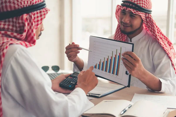 Arabskich Biznesmenów Dyskutują Sprawozdanie Wzrost Biznesu Korzyści Dochód Dane Swojej — Zdjęcie stockowe