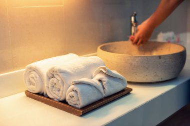 Kadın elini bir otelde havlu ve el banyo yıkama yıkama.