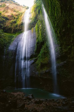 Endonezya ve çarpıcı ada dünyanın yüksek güzel şelale.