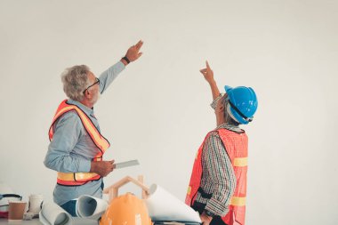 Büyükler düzeyinde men portresi sivil teftiş şantiye çalışmalarında.
