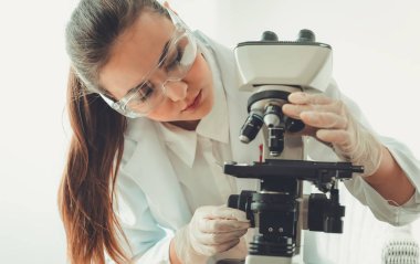 Kadın araştırma bilim adamı portresi laboratuvar oda., bilim, biyoloji kavramı içinde mikroskop kullanarak.