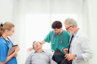 Doktor takım portresi vardır ziyaret ve üst düzey hastada muayene odası., belirtisi inceleyerek sağlık ve iş kavramı.