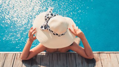 Asyalı kadın ile sunbathe yüzme havuzunda rahatlatıcı portresi., yaz tatil kavramı.
