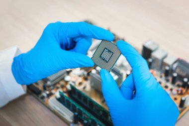 Cpu'nın kişisel bilgisayar., holding teknisyen bilim adamı el yakın araştırmacı ve işgal kavramı.