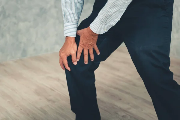 Nahaufnahme Porträt Eines Alten Mannes Der Stehen Knie Leidet — Stockfoto