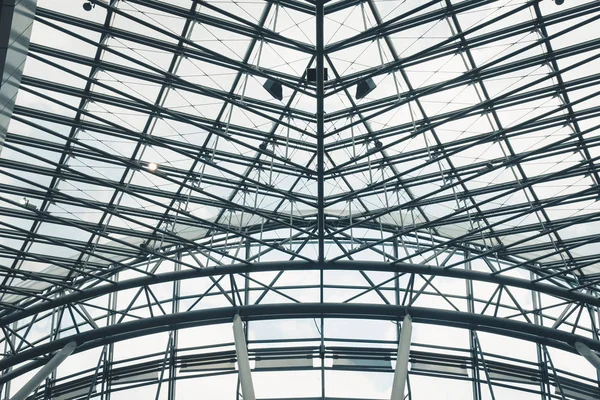 Estructura abstracta de acero en la terminal de pasajeros del aeropuerto —  Fotos de Stock
