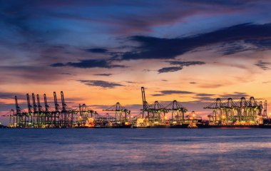 Gün batımı sahne Terminal ve yükleme limanına nakliye.