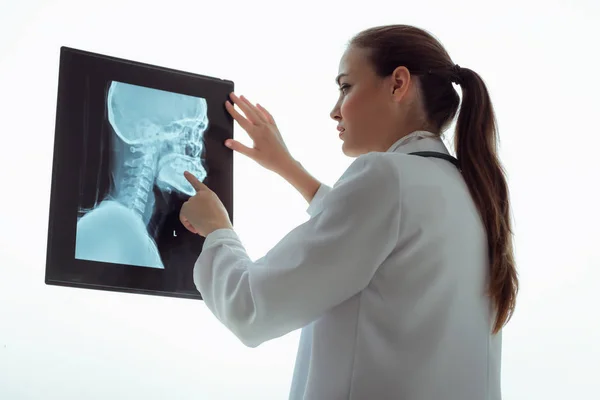 Portrait Femme Médecin Examine Film Rayons Pour Patiente — Photo