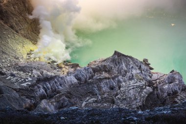 Manzara Kawah Ijen'de yanardağ Endonezya gündoğumu sahnesinde.