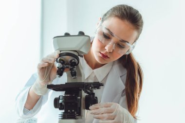 Araştırma bilim adamı mikroskop laboratuvar oda., bilim, kimya, teknoloji, biyoloji kavramı kullanarak.