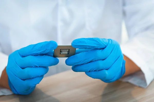 Close Computer Engineer Hands Holding Cpu Microchip Conceito Computador Tecnologia — Fotografia de Stock