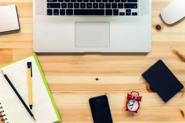 Computer Laptop Und Geräte Auf Holztisch — Stockfoto