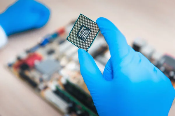 Close Retrato Mão Engenheiro Computação Está Segurando Computador Cpu — Fotografia de Stock