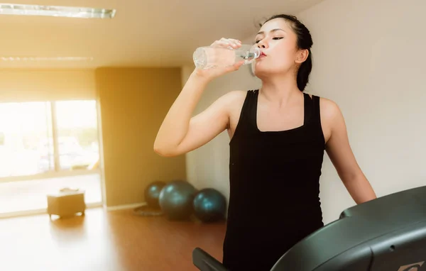 Mulher Esportiva Bebendo Uma Garrafa Água Depois Exercitar Ginásio Fitness — Fotografia de Stock