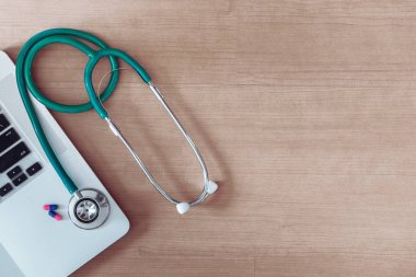 Doktor stetoskop ve kişisel dizüstü., üstten görünüm kavramı ile tablo Masaüstü çalışma alanı.