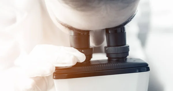 Retrato Cerca Investigación Científica Mujer Utilizando Microscopio Laboratorio Biotecnología Ciencia — Foto de Stock