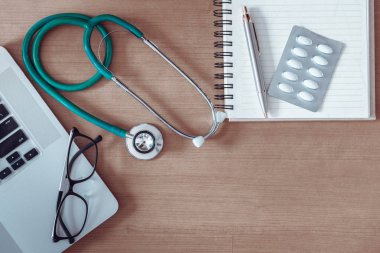 Üstten görünüm kavramı, doktorun tablo masaüstü ekipman aracı ile.