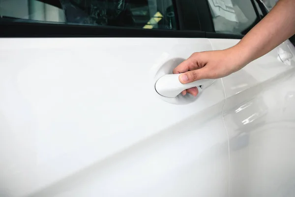 Cerca Mano Mujer Que Abre Una Puerta Del Coche — Foto de Stock