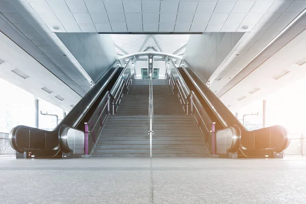 Современный Дизайн Интерьеров Эскалатора Архитектуры Станции Skytrain — стоковое фото