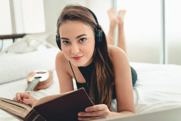 Portret Van Mooie Kaukasische Vrouw Ontspannend Haar Slaapkamer — Stockfoto