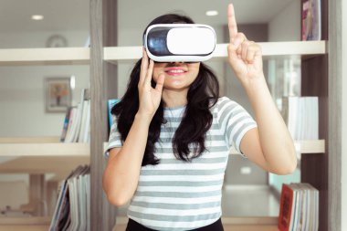 Çalışan kadın Vr yeni program oluşturmak için kullanıyor.