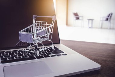 Klavye Laptop, alışveriş online kavramı mini arabası.