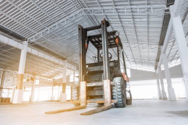 İnşaat alanında tanıtıcı malzemeler için forklift kamyon kaldırma.