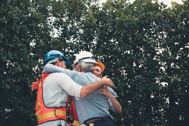 İş adamları Tebrikler ve birlikte başarı için onların proje sarılma.