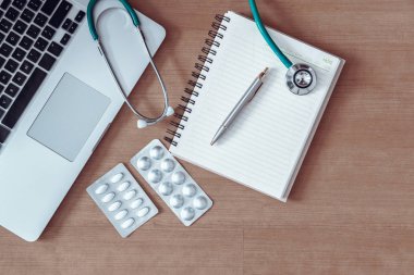 Üstten görünüm kavramı, doktorun tablo masaüstü donanım araçları ile.