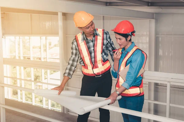 Mühendislik Ekibi Talep Geveze Tarafından Foreman Için Walky Iletişim — Stok fotoğraf