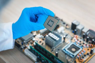 Bilgisayar mühendisi'nın El portresi yakından Cpu bilgisayar tutuyor.