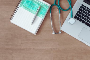 Doktor stetoskop ve kişisel dizüstü., üstten görünüm kavramı ile tablo Masaüstü çalışma alanı