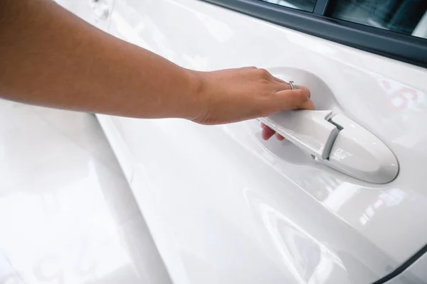 Cerca Mano Mujer Que Abre Una Puerta Del Coche — Foto de Stock