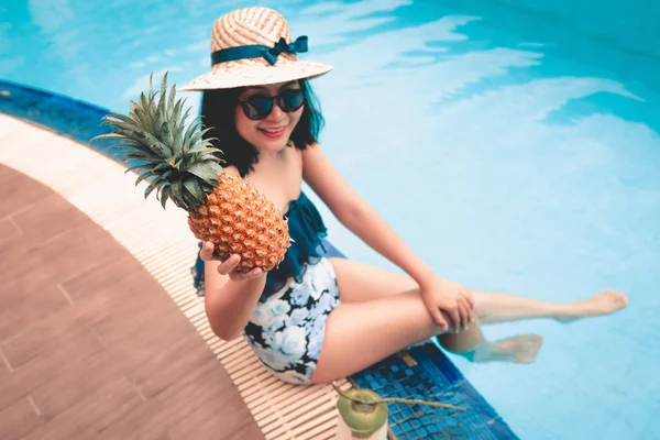 Retrato Uma Mulher Asiática Está Mostrando Abacaxi Lado Piscina — Fotografia de Stock