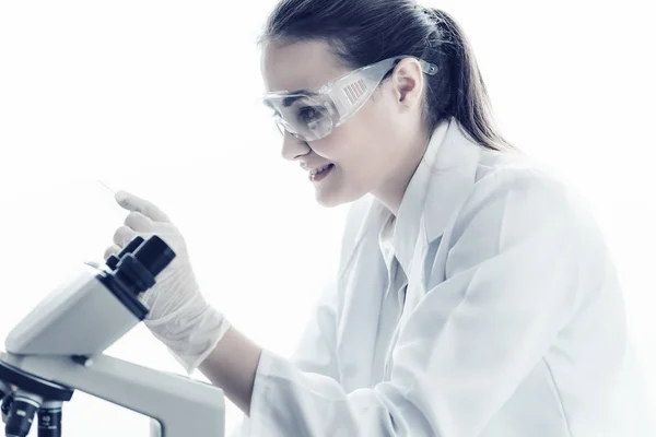 Porträtt Vetenskapsman Forskning Använder Mikroskop Ett Laboratorium Bioteknik Vetenskap Kemi — Stockfoto