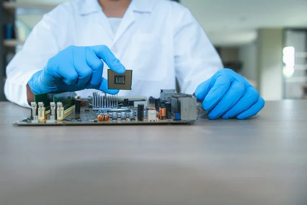 Close Retrato Mão Engenheiro Computação Está Segurando Computador Cpu — Fotografia de Stock