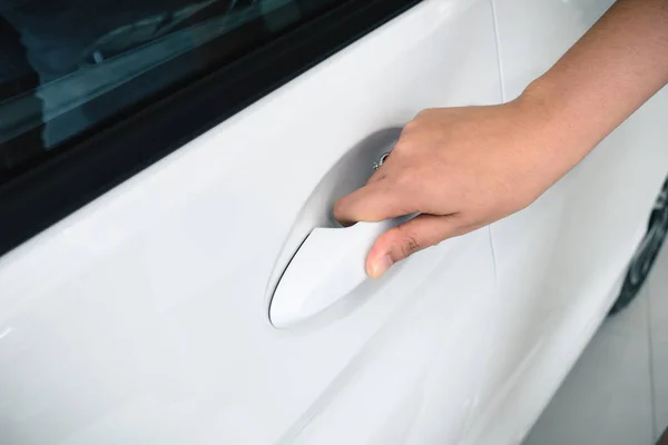 Cerca Mano Mujer Que Abre Una Puerta Del Coche — Foto de Stock