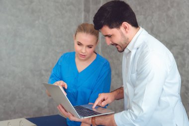 Hastane ofisinde tıbbi raporları inceleyerek doktorlar ekibi.