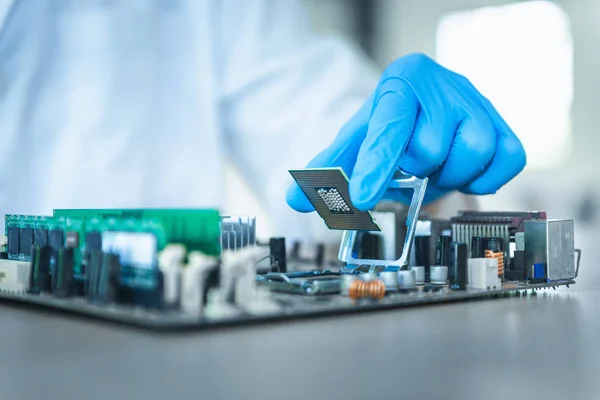 Retrato Cerca Mano Del Ingeniero Informático Sostiene Computadora Cpu — Foto de Stock