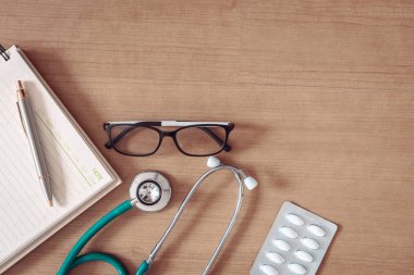 Sağlık kontrolü kavramı, doktorun tablo Masaüstü çalışma alanı'nın üstten görünüm.