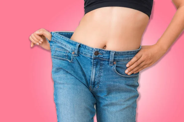 Junge Frau Zeigt Erfolgreiche Gewichtsabnahme Mit Ihrer Jeans Auf Isoliertem — Stockfoto