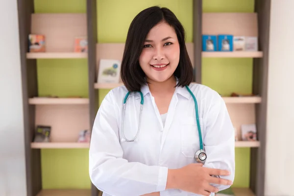 Kadın Doktor Ayakta Onu Ofis Oda Içinde Sağlık Tıbbi Işgal — Stok fotoğraf
