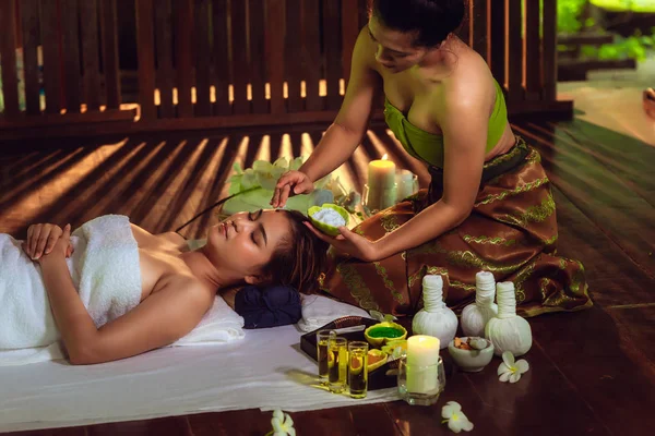 Portrait Einer Asiatischen Frau Entspannt Sich Der Wellness Massage Thai — Stockfoto