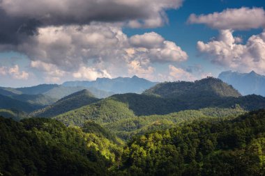 Doğal arka plan, bulutlar gökyüzü ve gün ışığı dağlardaki peyzaj.