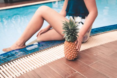 Ananas havuz., yaz tatil kavramı tutan kadın portresi yakın çekim.