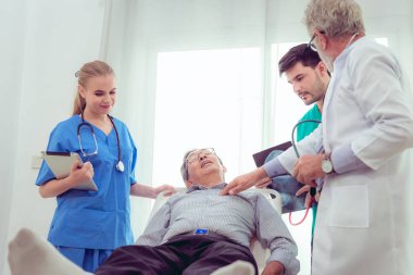 Doktor takım portresi vardır ziyaret ve üst düzey hastanın belirti tarafından muayene odası., tablet inceleyerek sağlık ve iş kavramı.