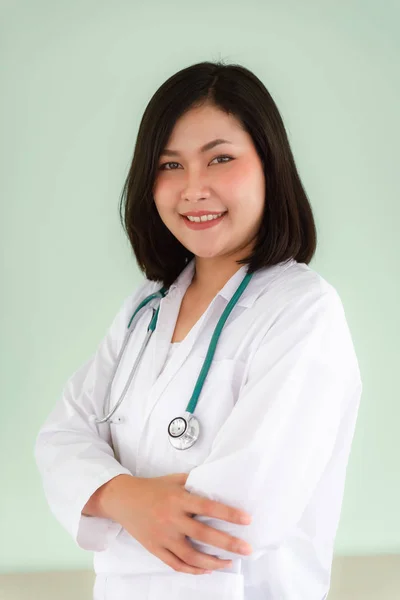 Portret Van Glimlachen Vrouwelijke Arts Staande Poseren Geïsoleerde Achtergrond Gezondheidszorg — Stockfoto